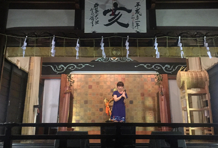 無敵の乙女モード発動！ ふらりと寄った神社のカラオケ大会にトキメキ、一曲キメてきました。