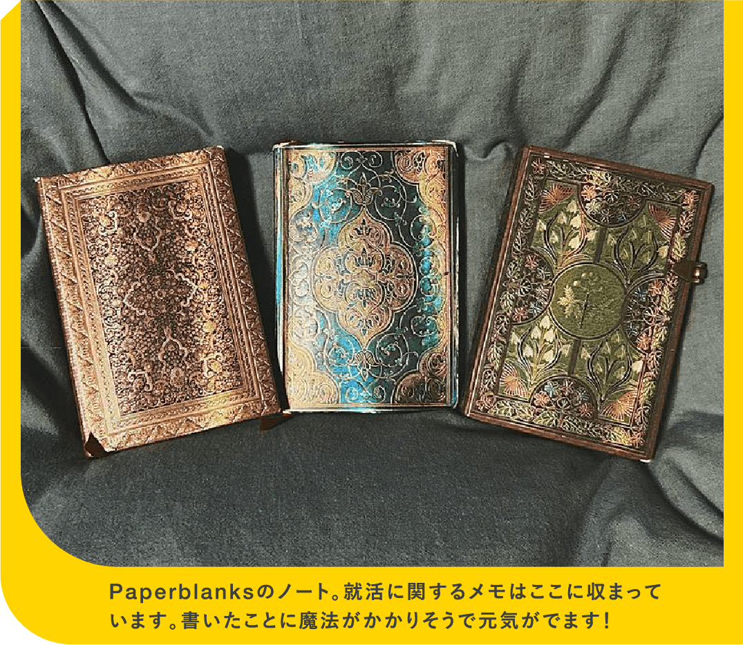 Paperblanksのノート。就活に関するメモはここに収まっています。書いたことに魔法がかかりそうで元気がでます！